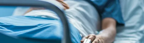 La cirugía mayor ambulatoria es un tipo de intervención que se masifica cada vez más, por sus múltiples beneficios y ventajas. Para aclarar las principales dudas y mitos en torno a este tema, se organizó un nuevo Dávila en Vivo, encuentro semanal que se transmite a través de Facebook. En esta ocasión participaron el médico neurocirujano Marcelo Parra y la doctora Patricia Cisternas, anestesióloga, ambos profesionales de Clínica Dávila, quienes respondieron las consultas enviadas por nuestros pacientes a tr