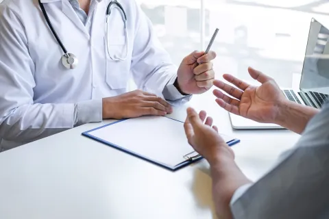 Paciente y doctor en consulta Artroscopía de Cadera