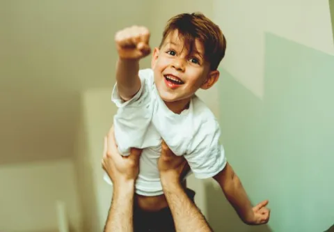 Niño jugando