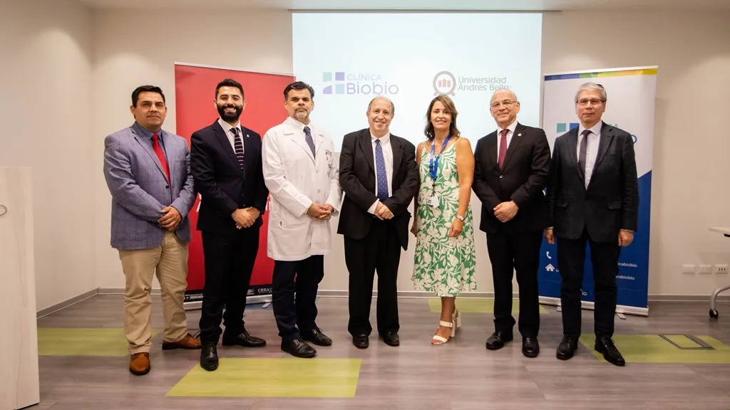 Clínica Biobío sella alianza con UNAB Concepción para fortalecer formación profesional médica.