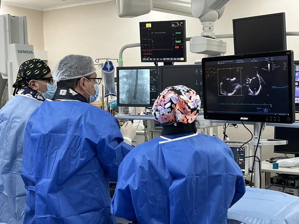 Clínica Biobío realizó innovador procedimiento MitraClip para intervenir el corazón