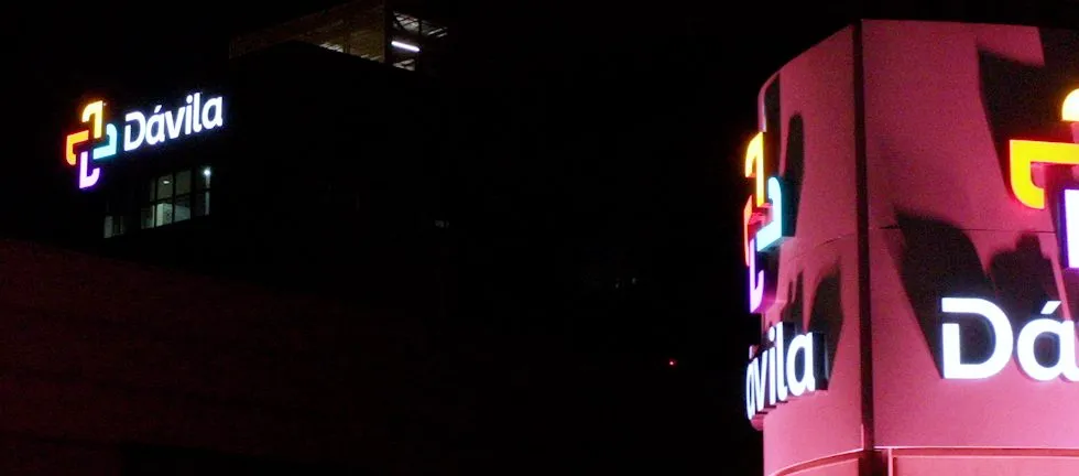 Dávila conmemora el Mes del Cáncer de mama iluminando sus sus clínicas y centros médicos