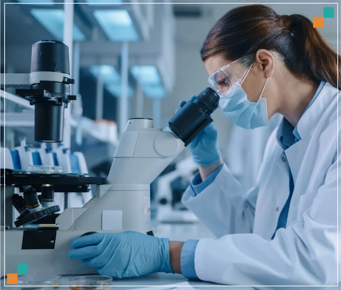 Médica observando por un microscopio. Laboratorio Biobío.