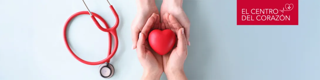 Manos sosteniendo un corazón de plástico. Especialidad Cardiología Infantil
