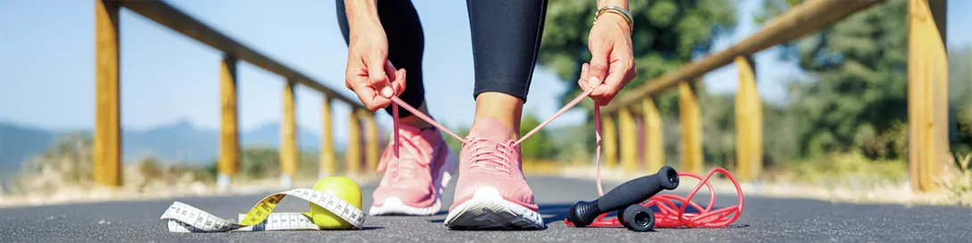 Mujer atándose los cordones. Cirugía Bariátrica y Metabólica