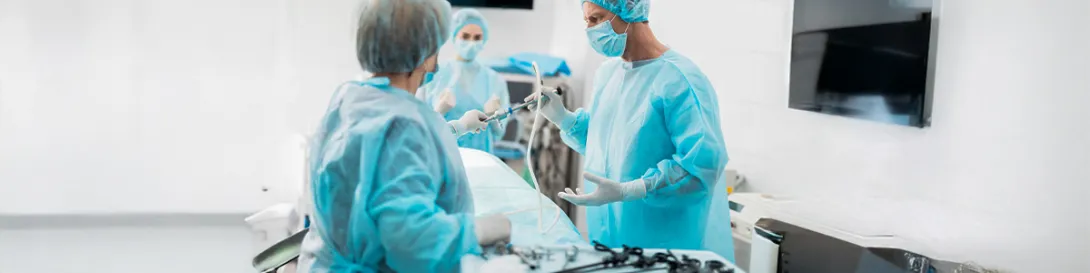 Equipo médico en cirugía. Especialidad Cirugía de hígado, vias biliares y páncreas