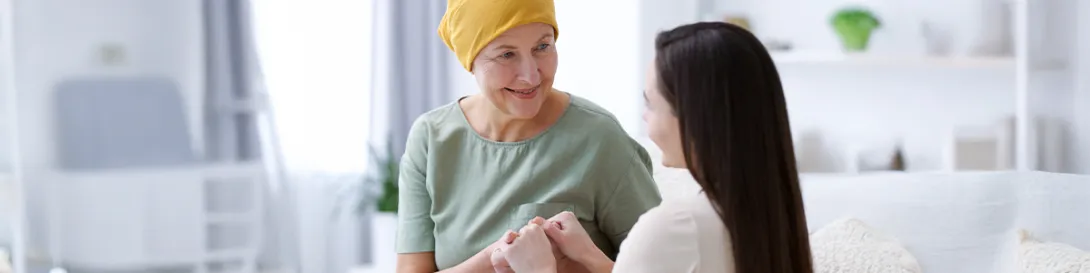 Médica tratando a paciente oncológica. Especialidad Cirugía Oncológica Digestiva