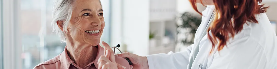 Doctora atendiendo a mujer adulta mayor. Especialidad Geriatría