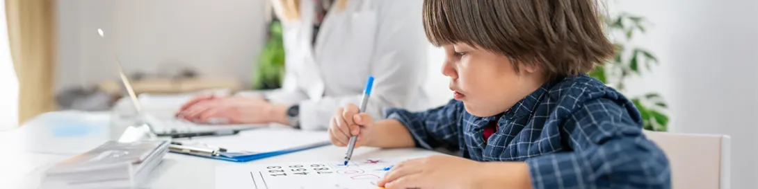 Niño escribiendo