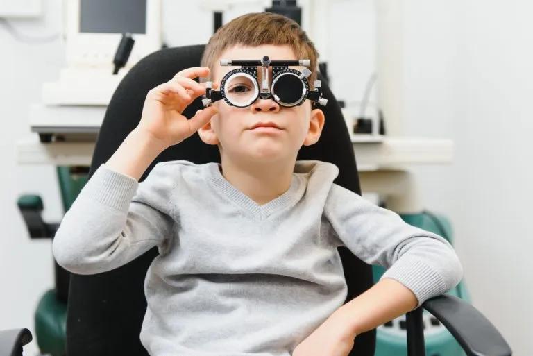 ¿Cómo identificar la miopía y el astigmatismo?