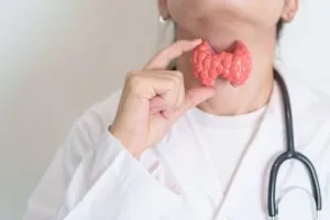 Abordando el cáncer de tiroides: Factores de riesgo, detección temprana y tratamientos