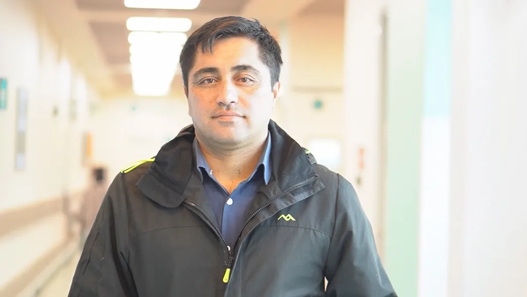 “Mi mensaje es que confíen en los especialistas de la clínica”: la experiencia de Óscar Reveco en su tratamiento por cáncer de colon